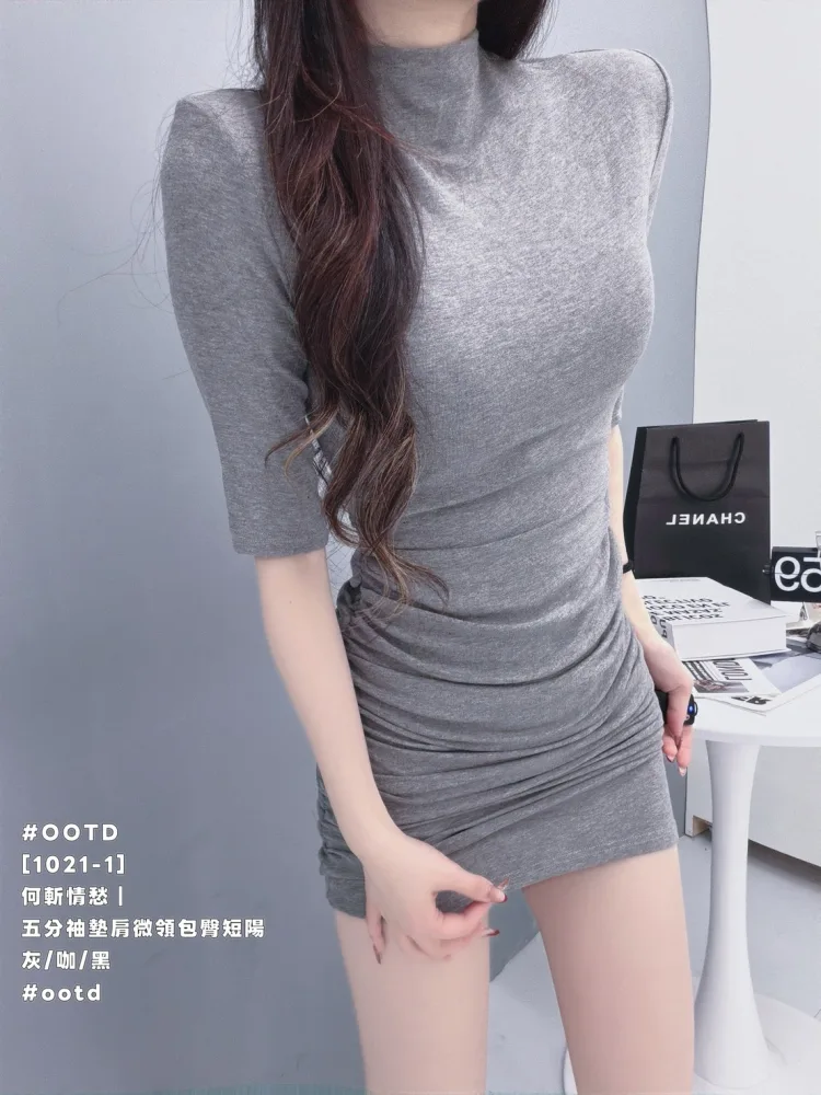 #OOTD [1021-1] 何斬情愁｜五分袖墊肩微領包臀短洋  五分袖搭配微領設計 俐落中帶點知性