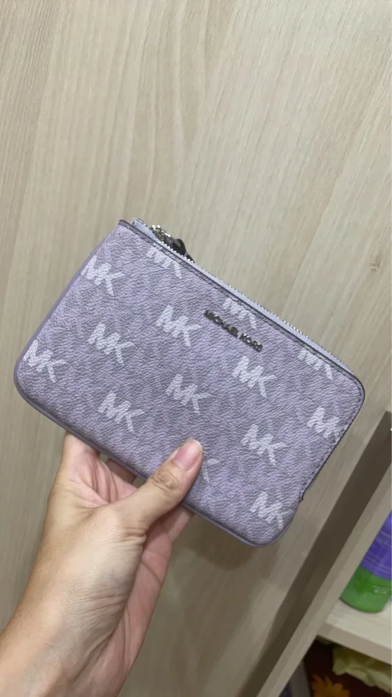 JOY💕MK Jet Set Travel 緹花防刮L型拉鍊單層小手拿 丁香紫
